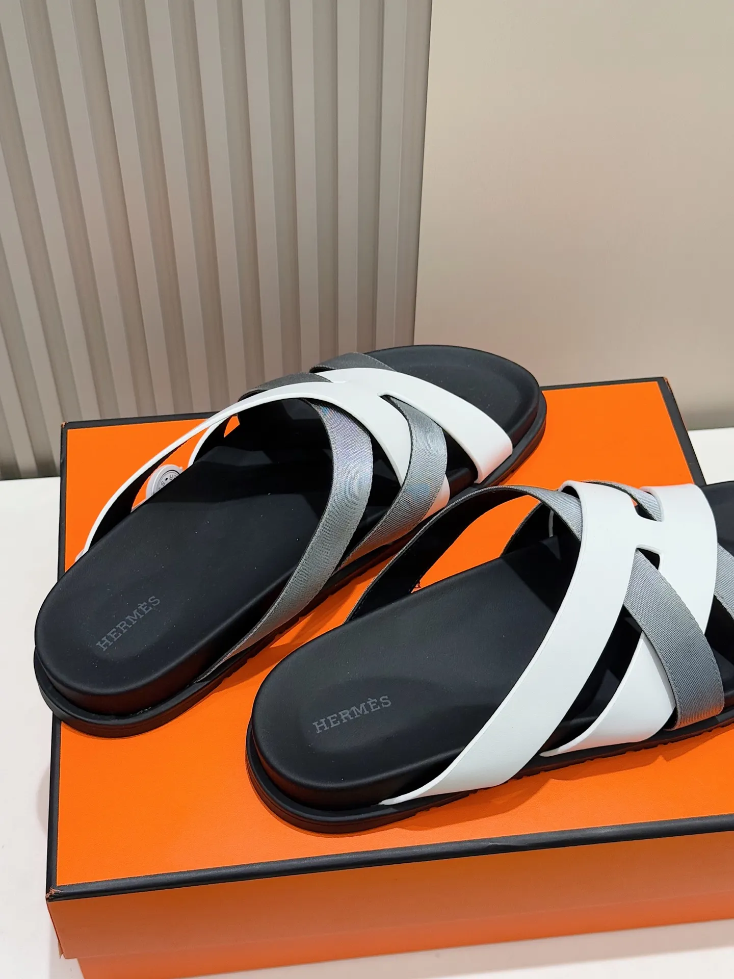 p300💰Men's Shoes Hermes Men's Kazimir Slippers - Top quality woven calfskin functional sandals with an intertwined upper inspired by the "H" iconic pattern to create a casual look, perfect for summer. Imported cowhide + cowhide lining + rubber outsole Size: 39-44 (customized at 38.45.46)